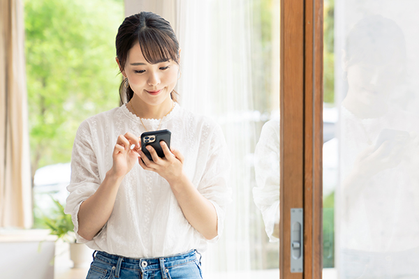 障害者支援施設の予約をインターネットで行う女性